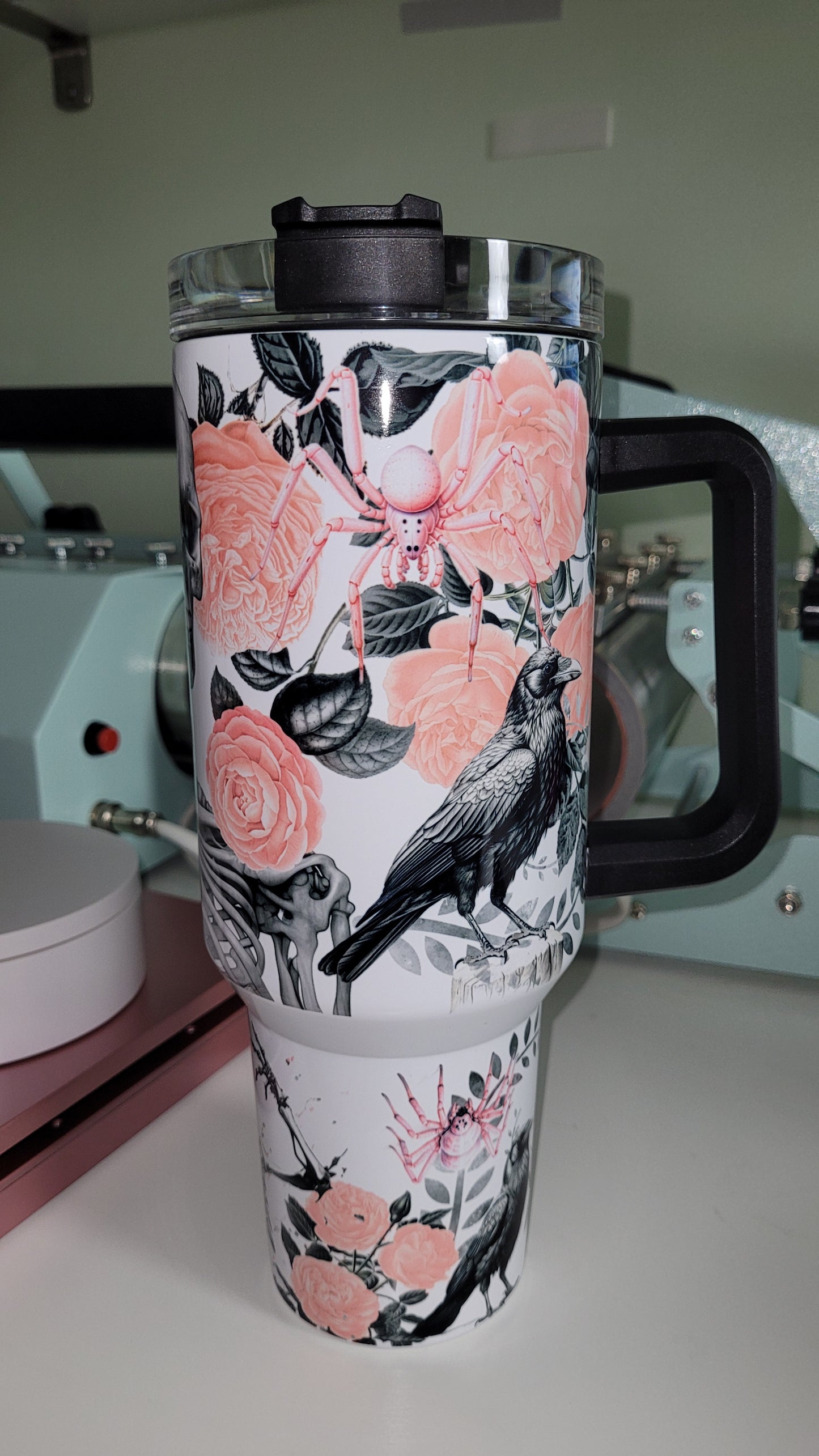 Gothic pink skulls 40oz tumbler